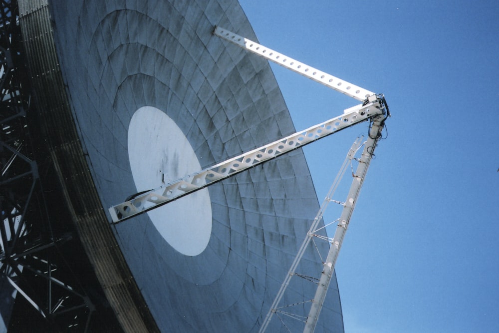 Antena parabólica blanca y negra