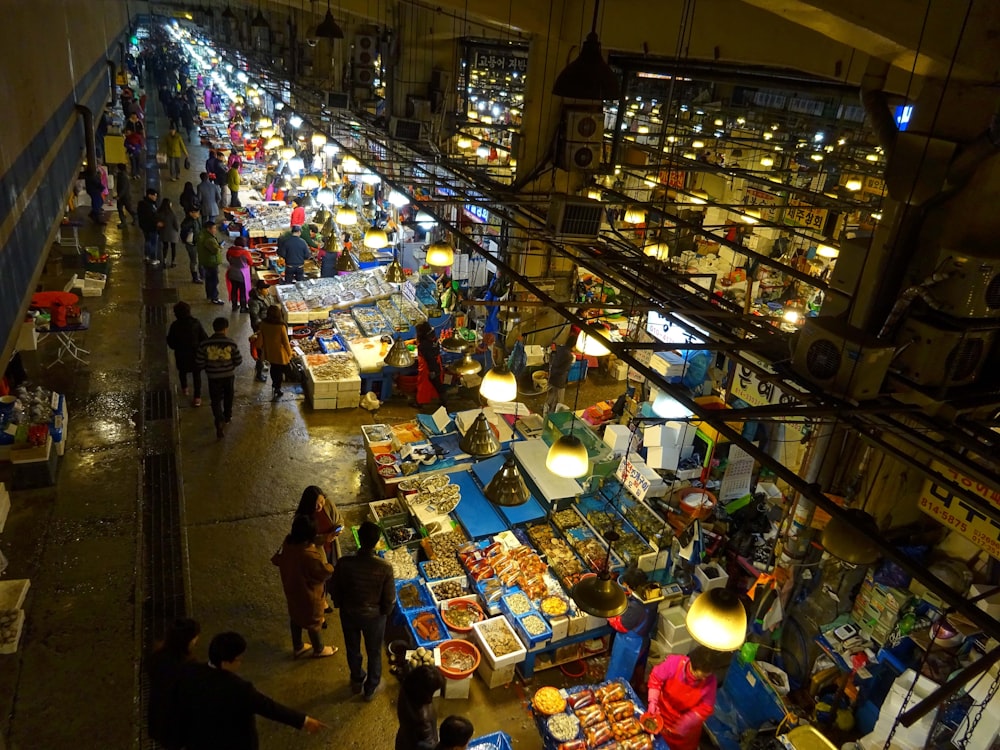 Gente caminando por el mercado durante la noche