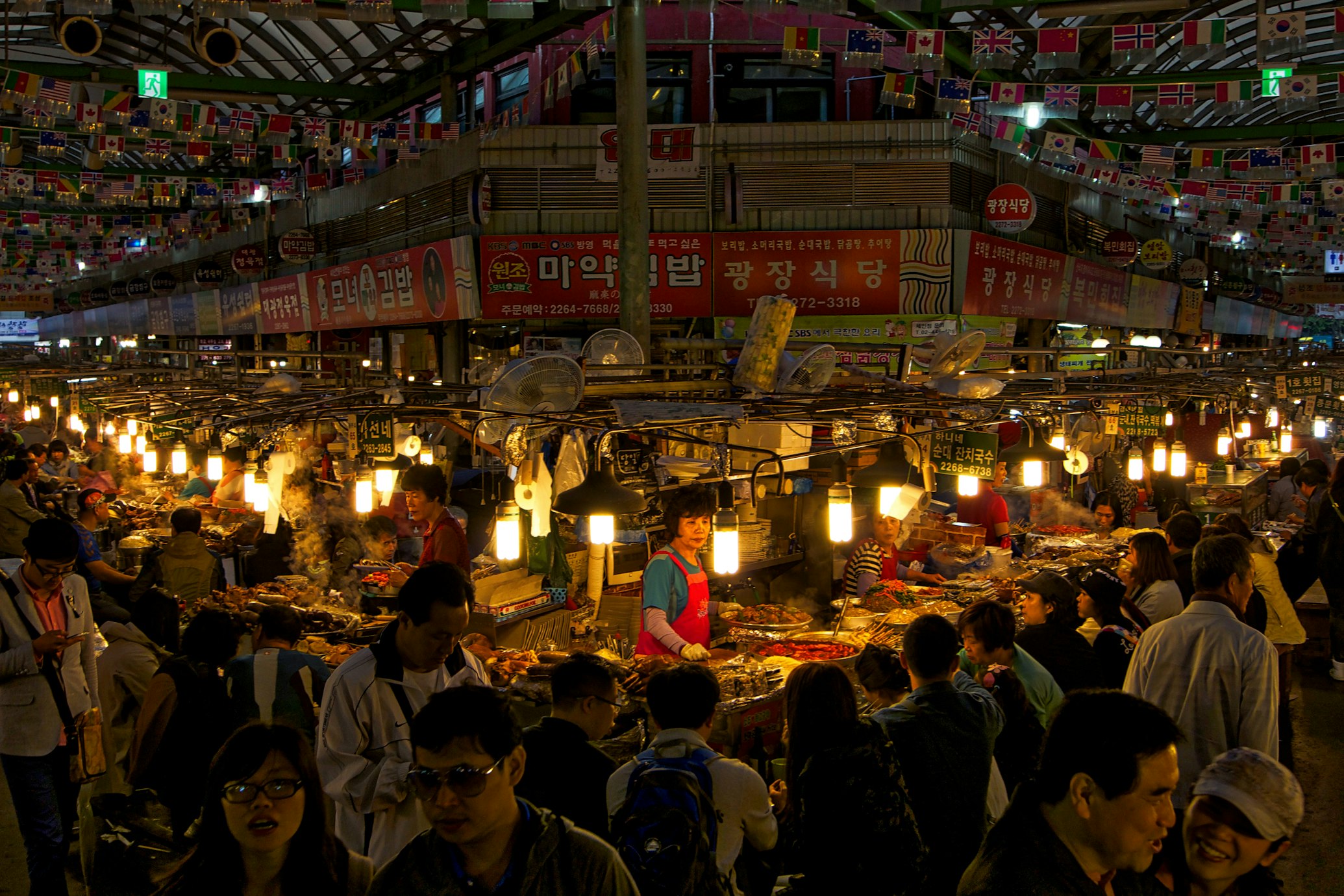 Persone camminano in un mercato tipico coreano di notte