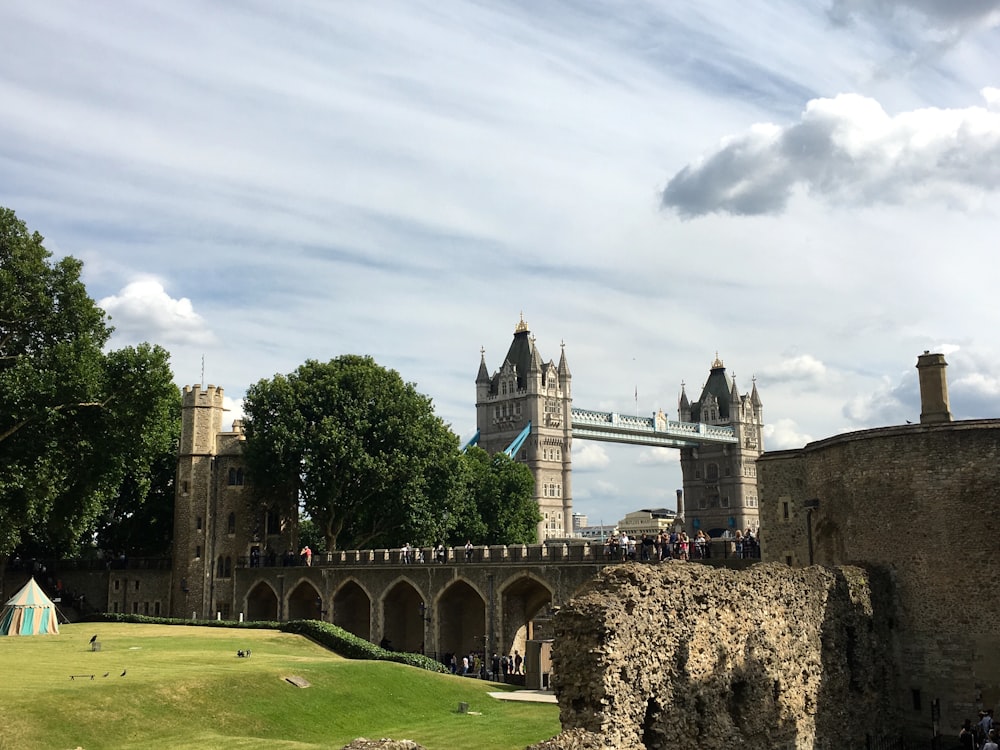 um castelo com uma ponte no fundo