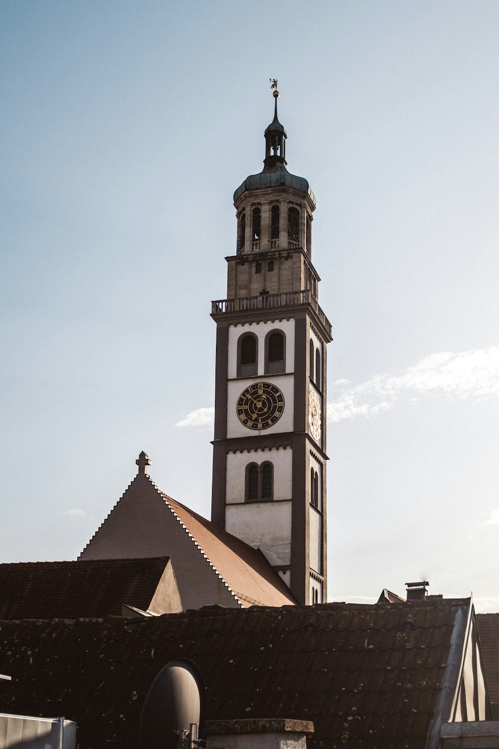 Weiß-braunes Betongebäude unter blauem Himmel tagsüber