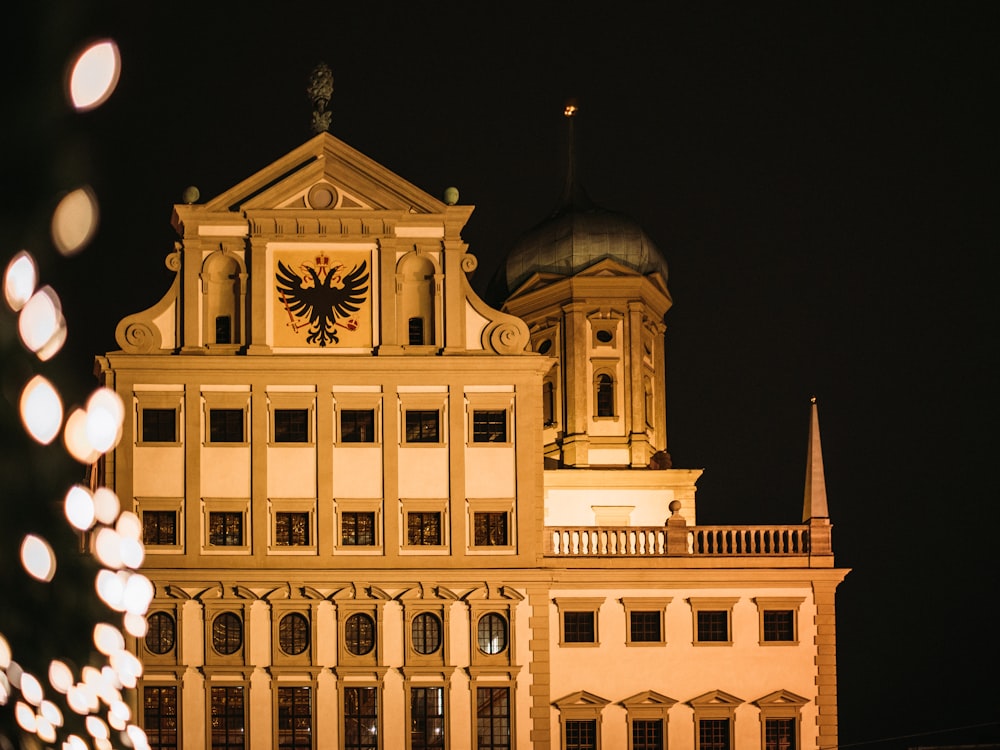 Edificio de hormigón amarillo durante la noche