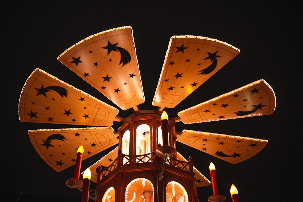 Candelabro de madera marrón con velas encendidas
