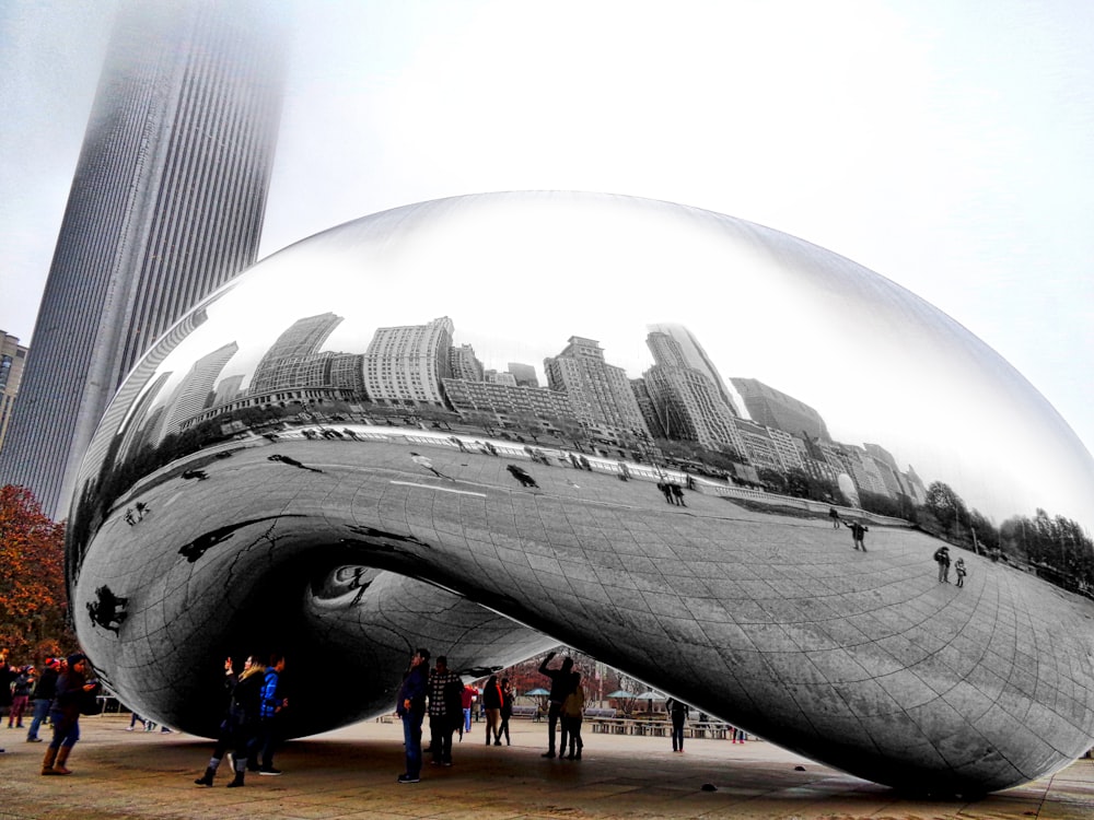 Personas caminando cerca de Cloud Gate Chicago durante el día