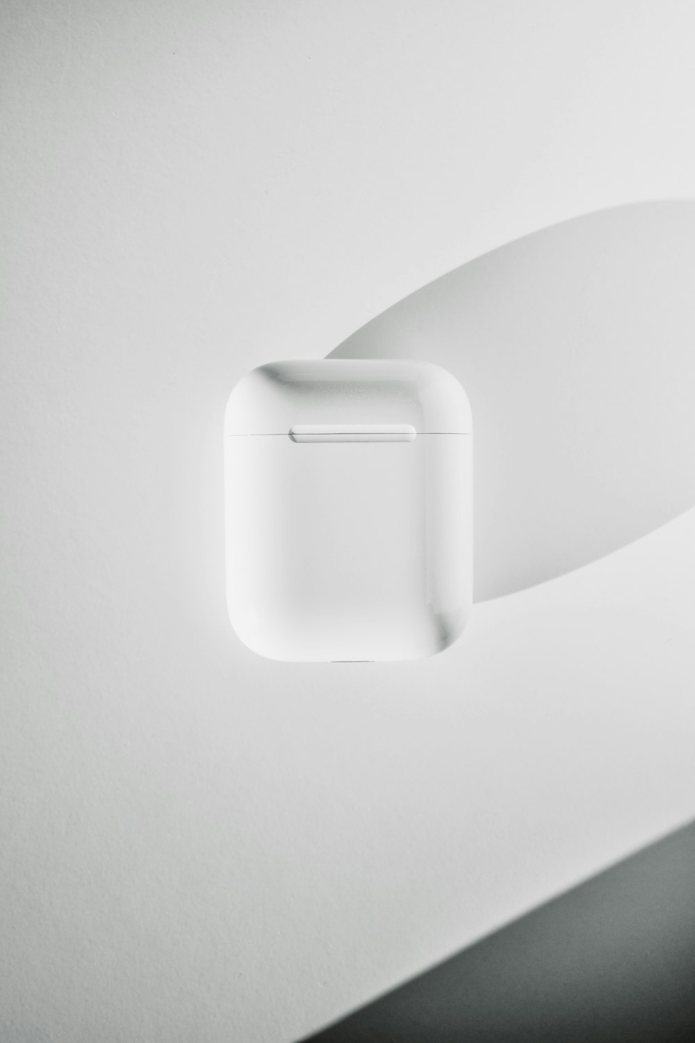 白いテーブルの上に白いアップル充電ドック