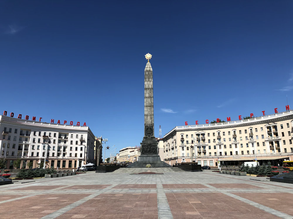 Площадь Победы в Минске — обелиск и сталинские здания советской эпохи