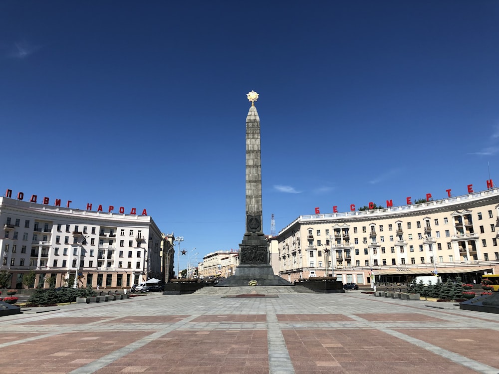 edifício de concreto marrom e branco sob o céu azul durante o dia