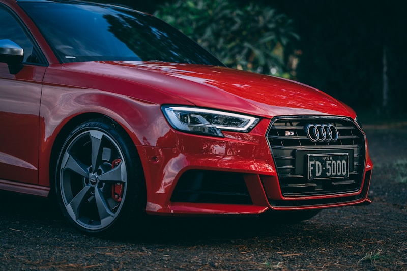 carro vermelho parado à beira da estrada