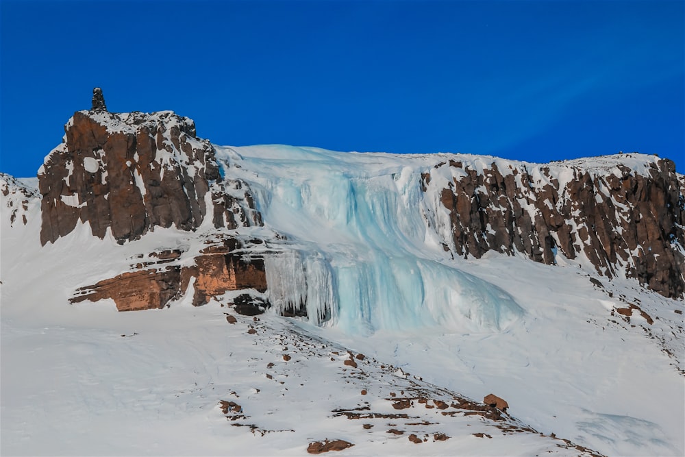 Schneebedeckter Berg unter blauem Himmel tagsüber