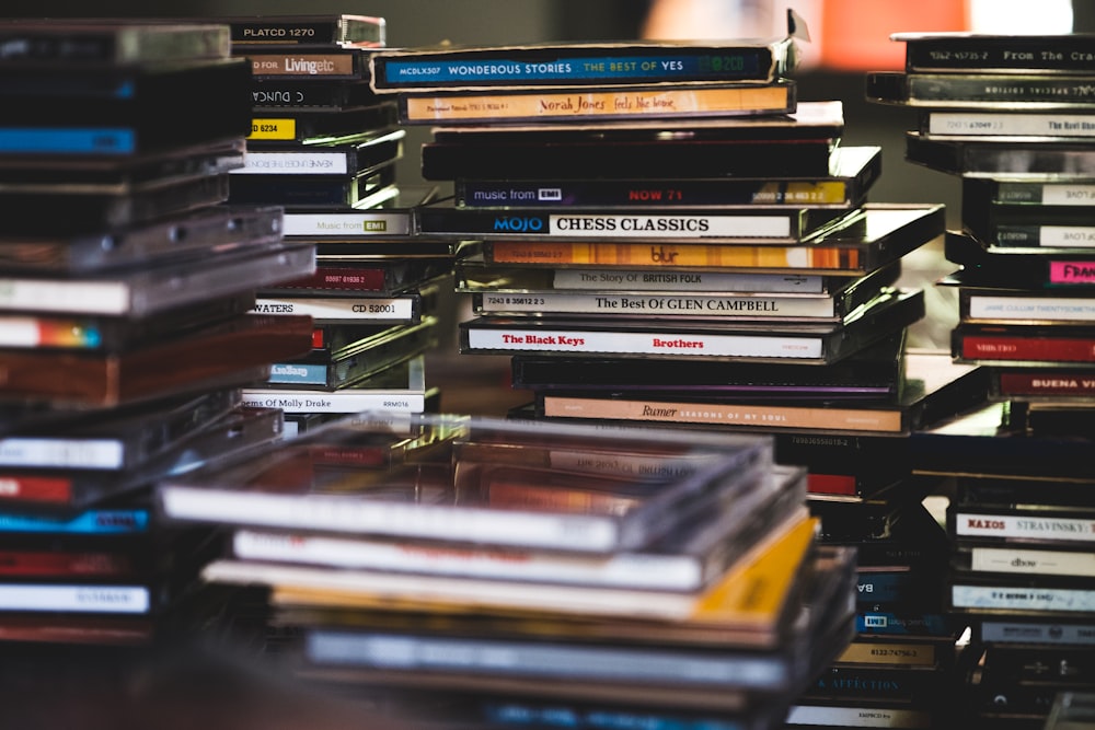 Libros en estantería de madera marrón