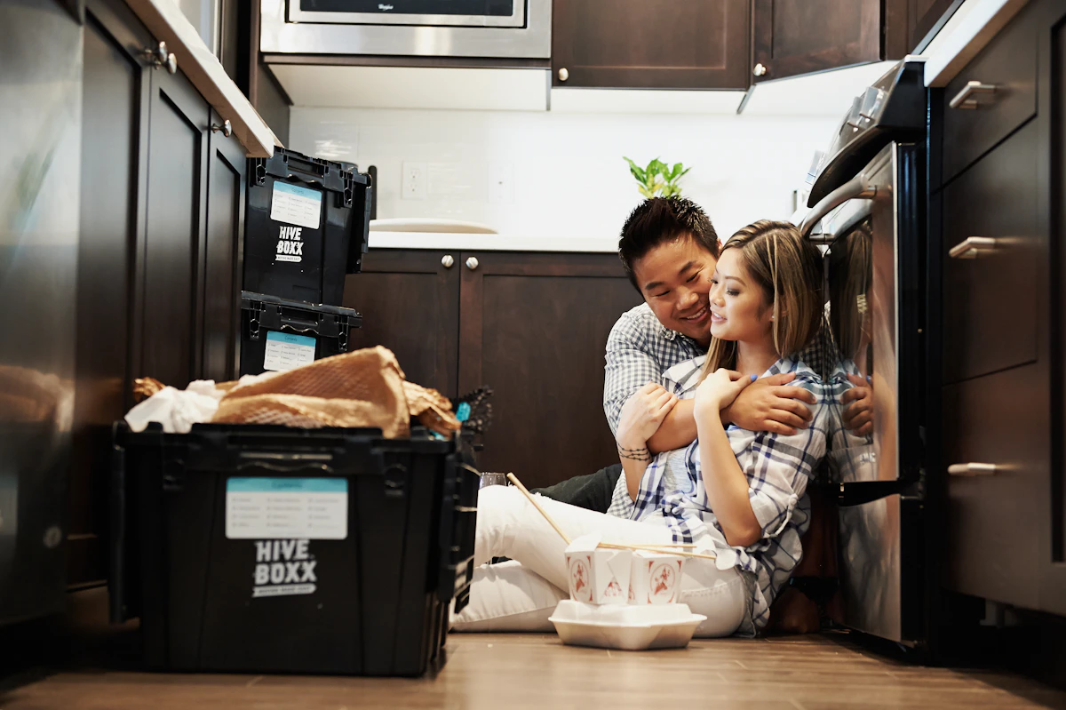 家事を分担するカップル