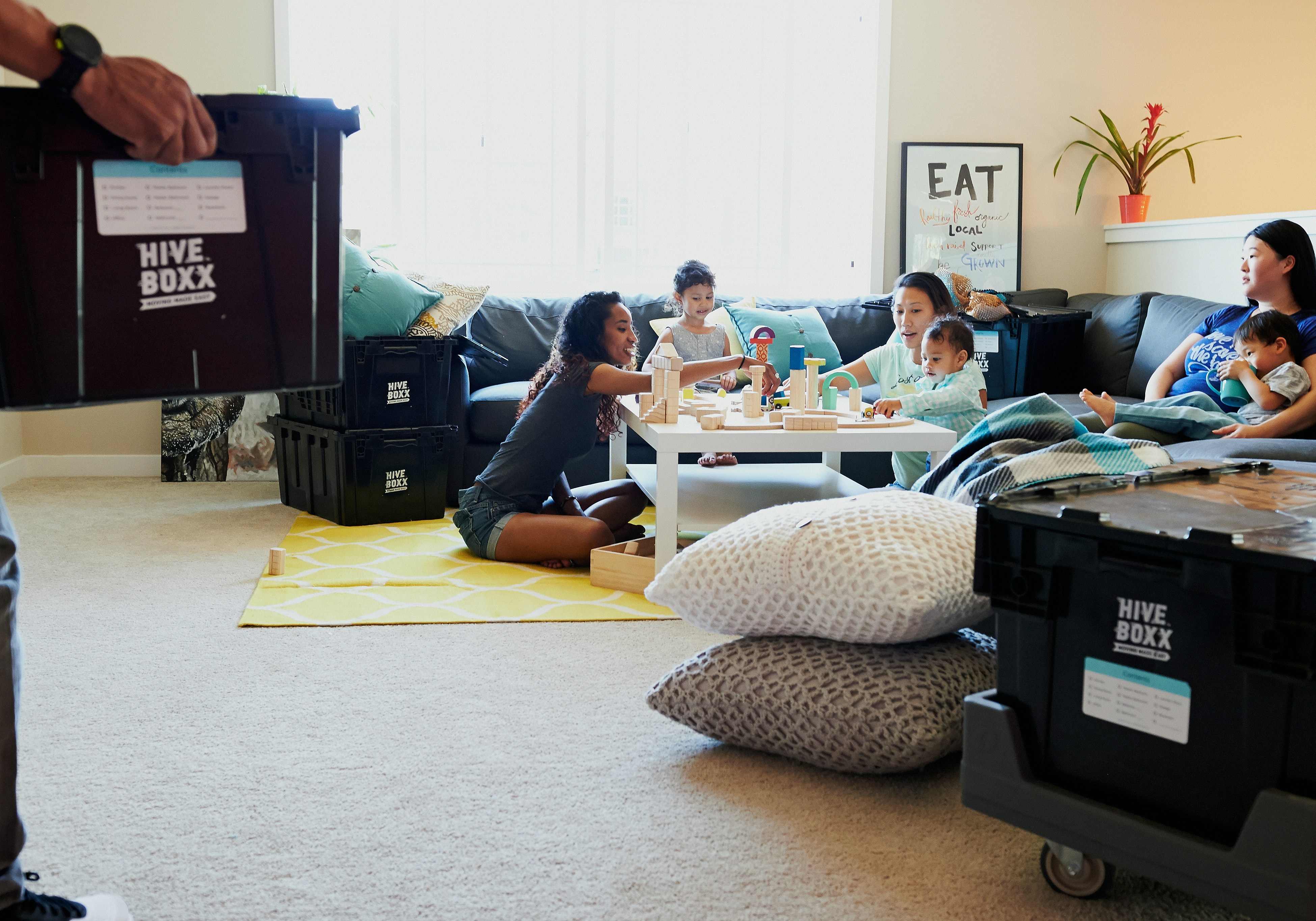 photo 1590451867237 a950ad9da91c?crop=entropy&cs=srgb&fm=jpg&ixid=M3wyMDM2MjN8MHwxfHNlYXJjaHwzfHxBJTIwZGl2ZXJzZSUyMGdyb3VwJTIwb2YlMjBwZW9wbGUlMjB1c2luZyUyMGRpZ2l0YWwlMjBkZXZpY2VzJTIwaW4lMjBhJTIwY29tZm9ydGFibGUlMjBob21lJTIwc2V0dGluZyUyQyUyMHN5bWJvbGl6aW5nJTIwdGVsZWhlYWx0aHxlbnwwfDB8fHwxNzY1MTQyNDA0fDA&ixlib=rb 4.1