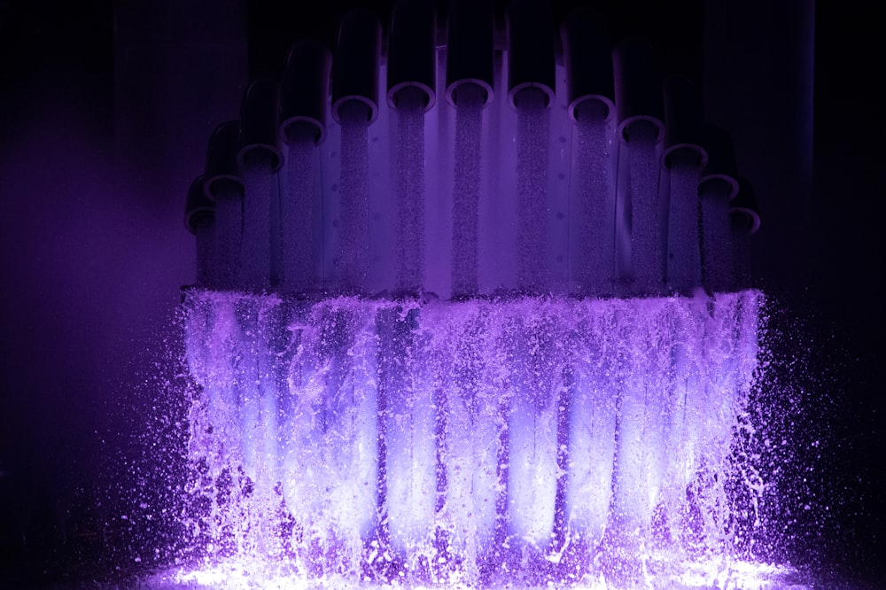 salpicadura de agua púrpura y blanca