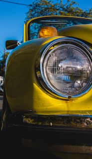 Side-by-side comparison of a dull, yellowed headlight and a freshly restored one on a vehicle in Alès.
