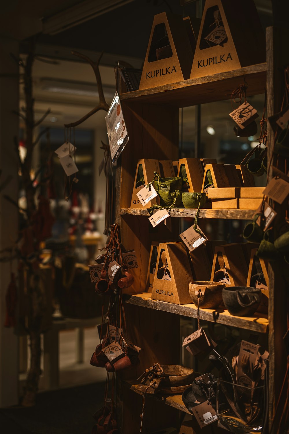 Étagère suspendue en bois marron avec des décors suspendus en bois brun