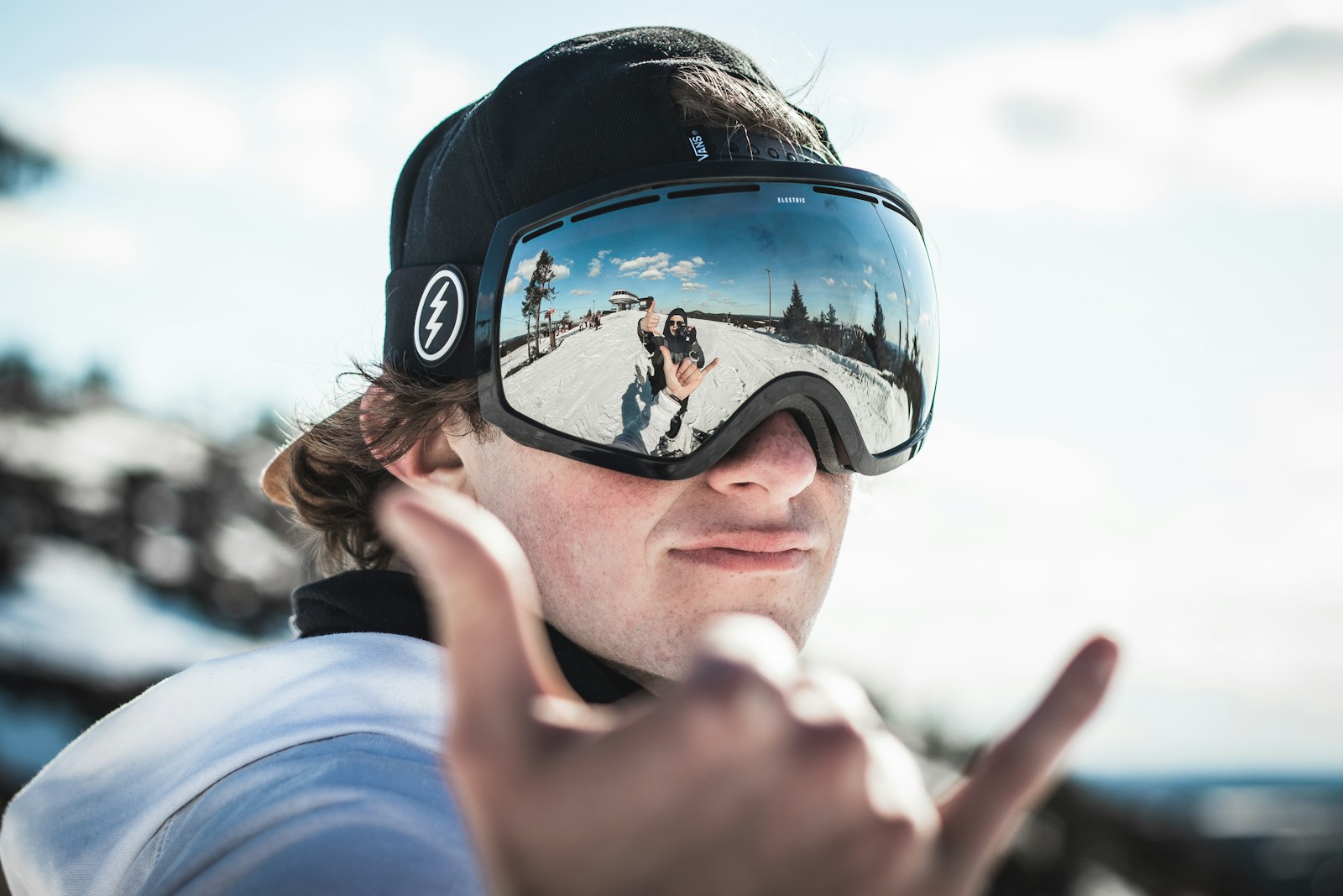 Canon EOS 77D (EOS 9000D / EOS 770D) + Canon EF 50mm F1.8 II sample photo. Man in blue crew photography