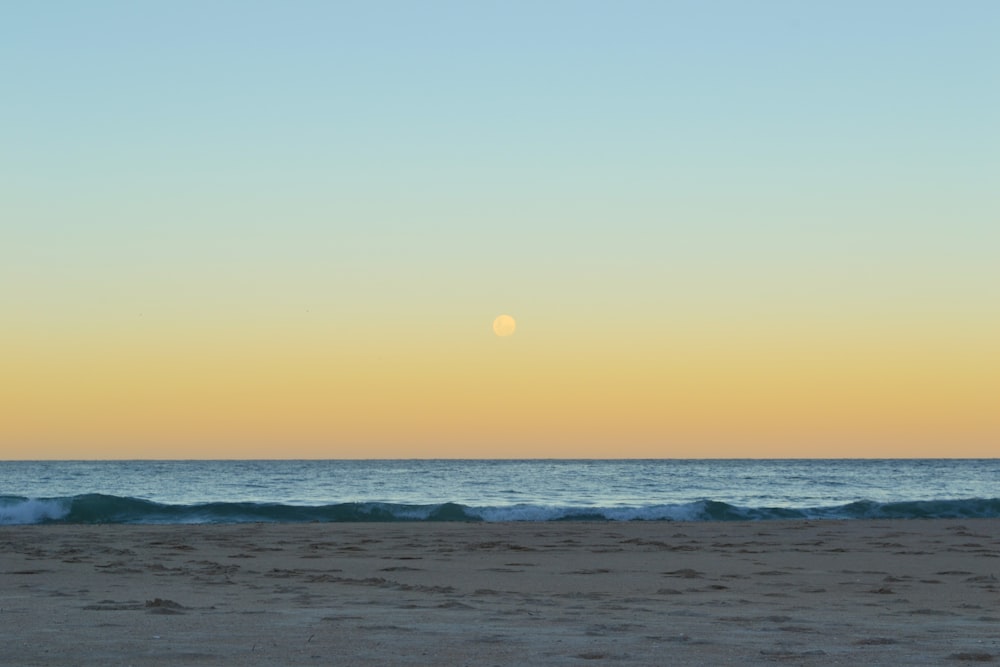 Cuerpo de agua durante la puesta de sol