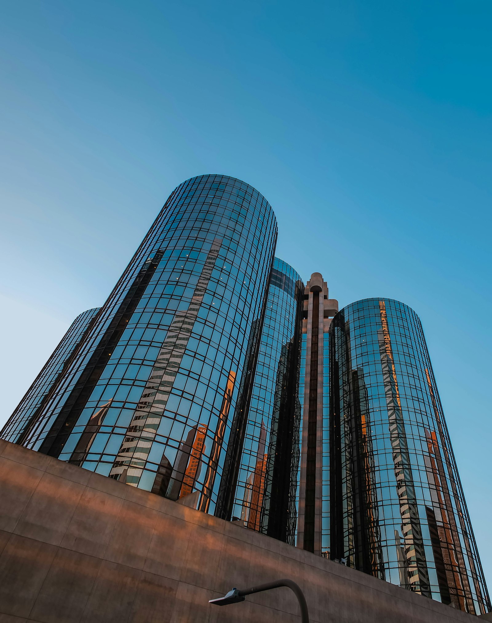 Leica Tri-Elmar-M 16-18-21mm F4 ASPH sample photo. Gray concrete building under photography