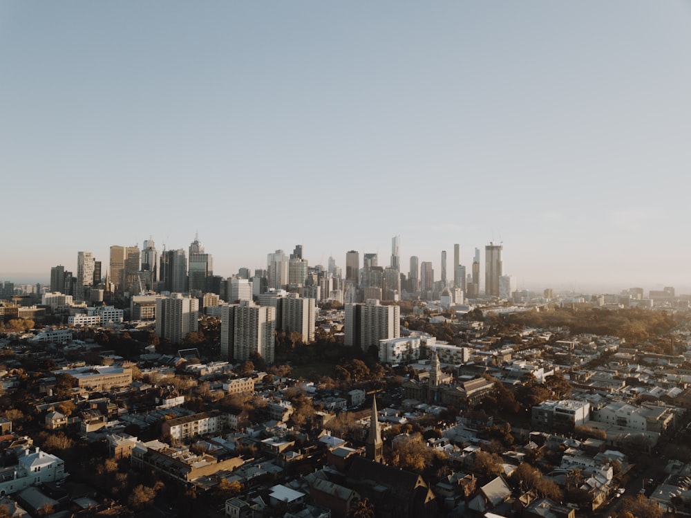 Horizon de la ville sous le ciel bleu pendant la journée