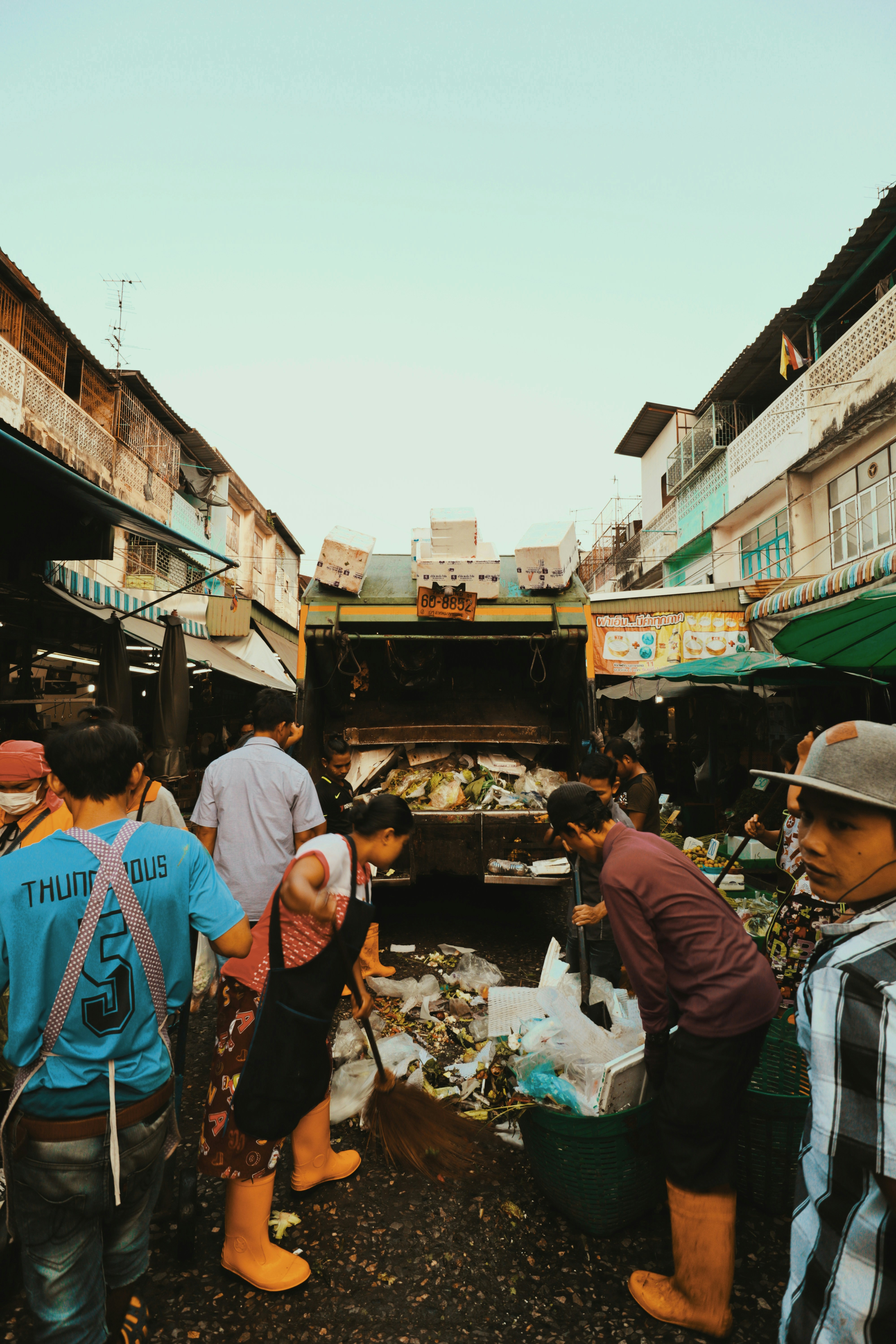 낮에 음식 마구간 앞에 서있는 사람들