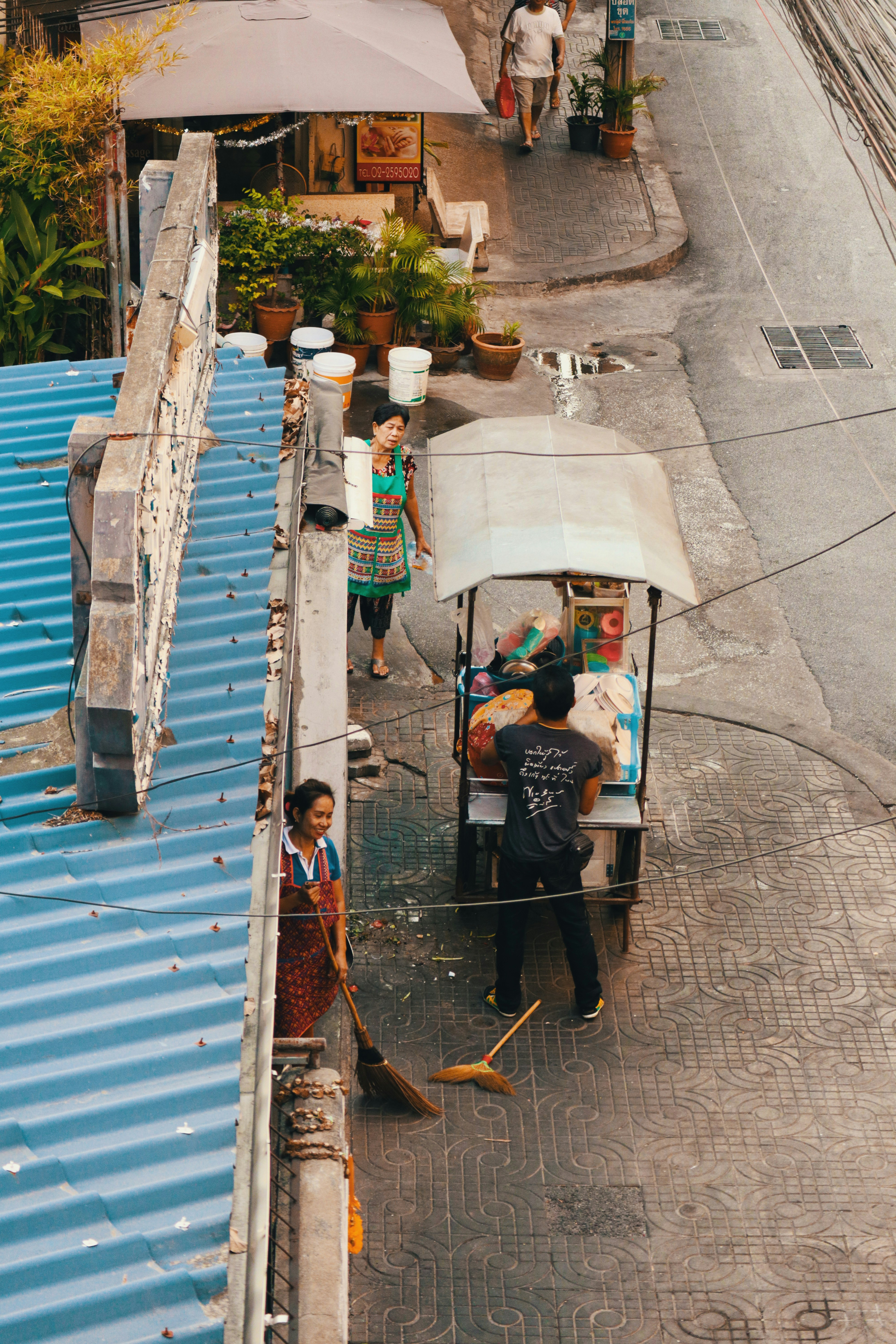 낮 동안 파란 보트에 앉아 검은 재킷을 입은 남자