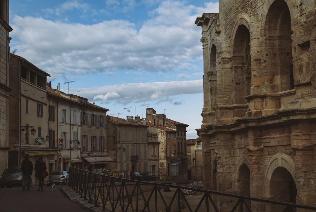 Arles 2026 : 10 Balades Silencieuses & Conseils de Voyage