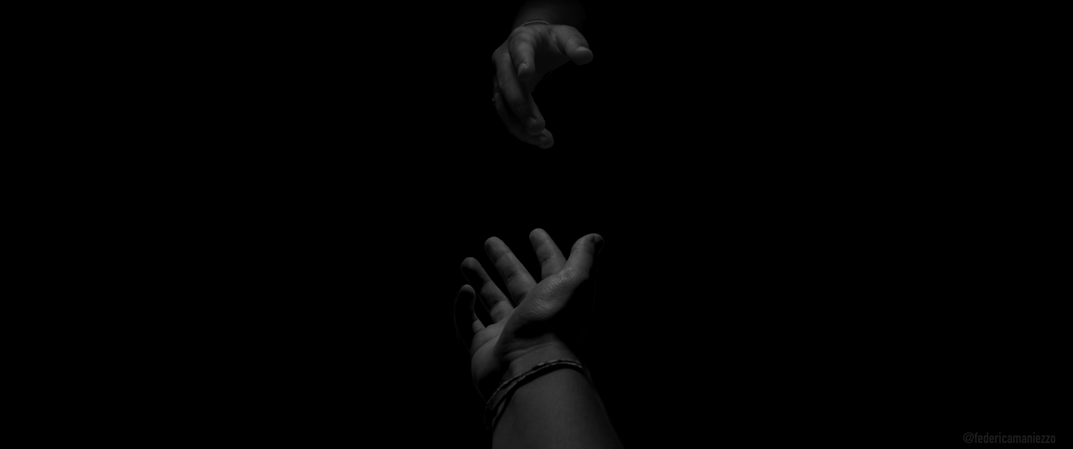 Duygusal olarak sömürüldüğü toksik bir ilişkiden kurtulup özgürlüğüne kavuşan ve kararlı bir şekilde uzaklaşan kişinin sembolik görseli.