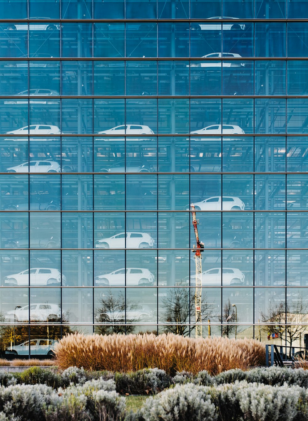 Paraguas blanco cerca del edificio de vidrio durante el día
