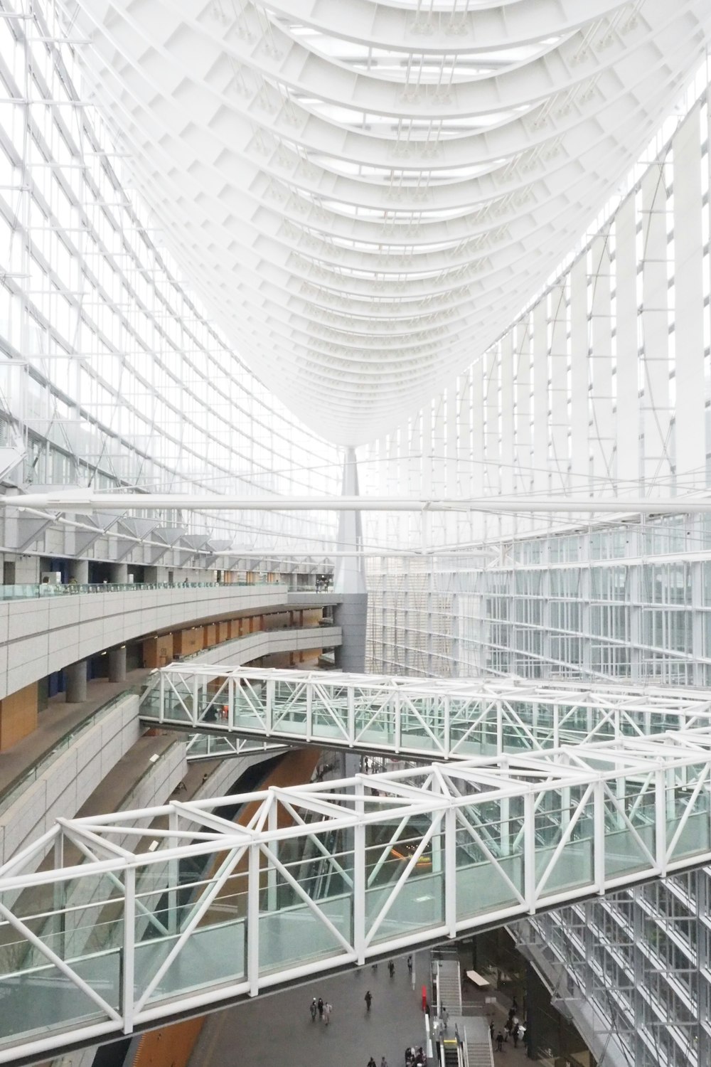 Interior del edificio blanco y marrón