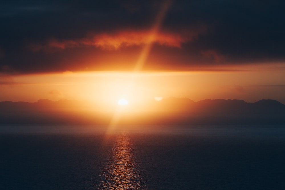 specchio d'acqua sotto il cielo nuvoloso durante il giorno