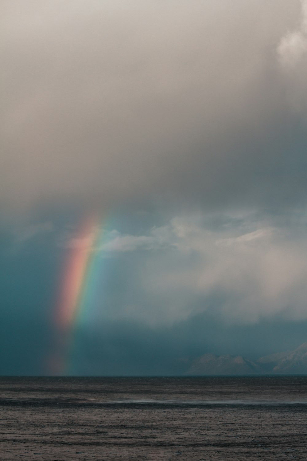 昼間の山の上の白い雲