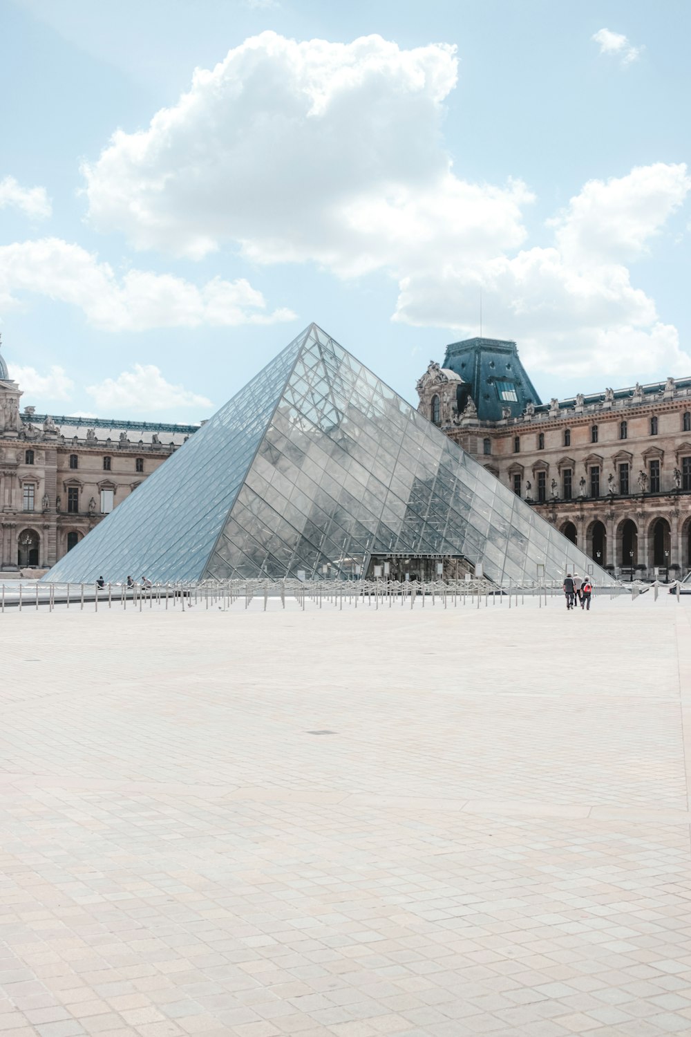 Edificio a forma di piramide a forma di piramide