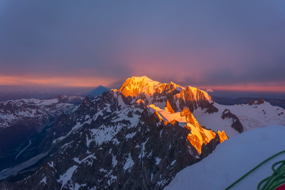 Schneebedeckter Berg tagsüber