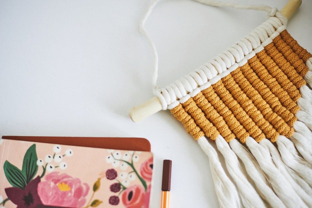 Stylo blanc et rouge sur textile blanc