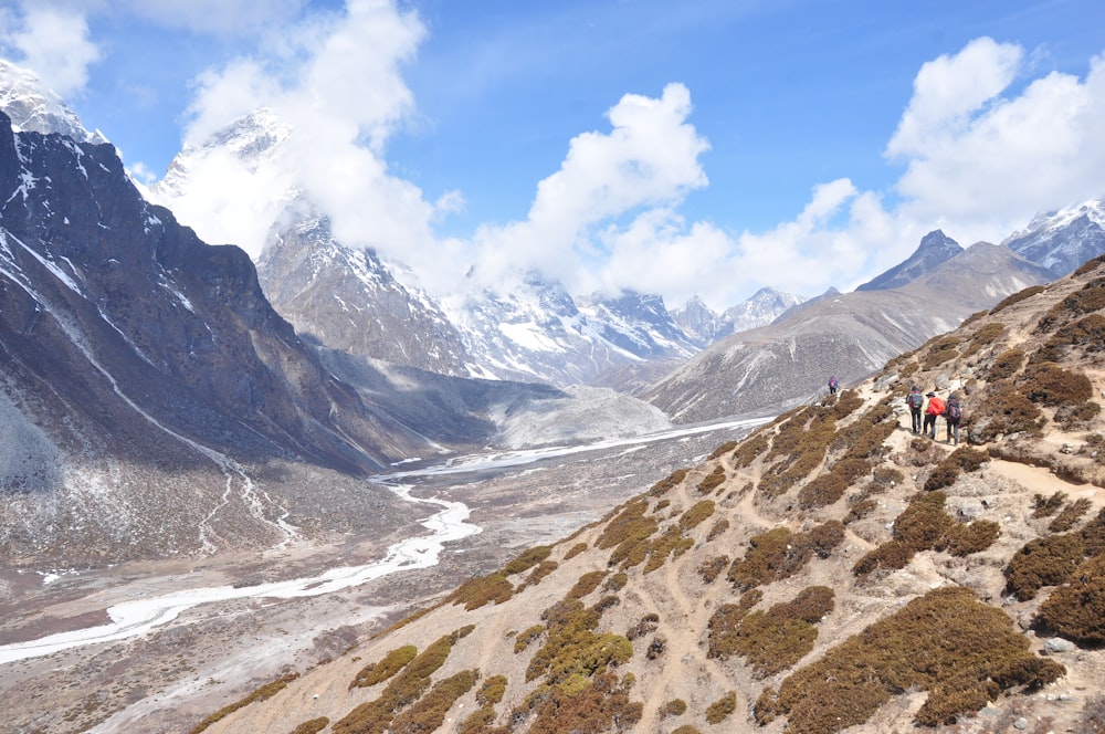 montagnes enneigées sous ciel bleu pendant la journée