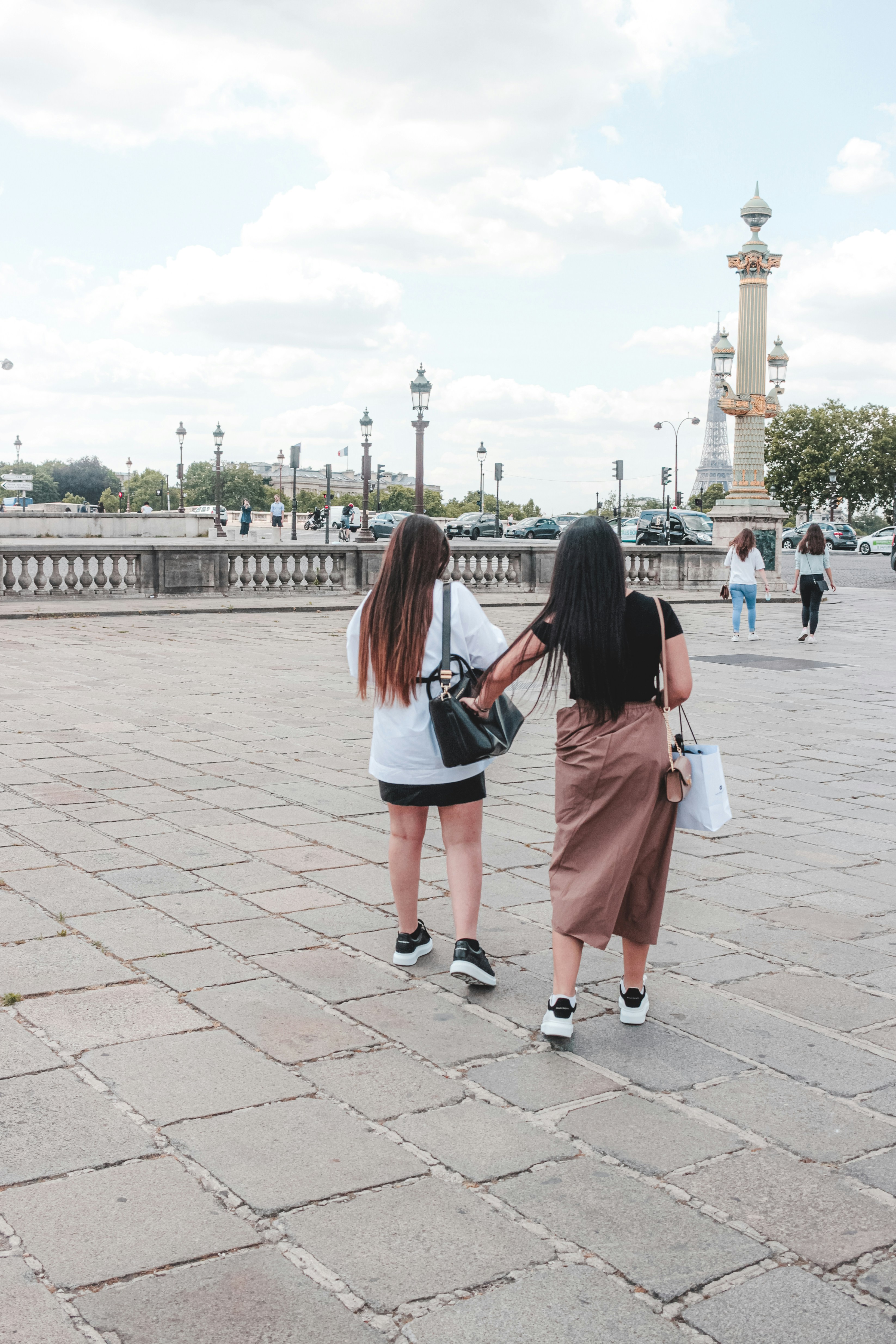 昼間に歩道を歩く 2 人の女性の写真 Unsplashで見つけるパリの無料写真