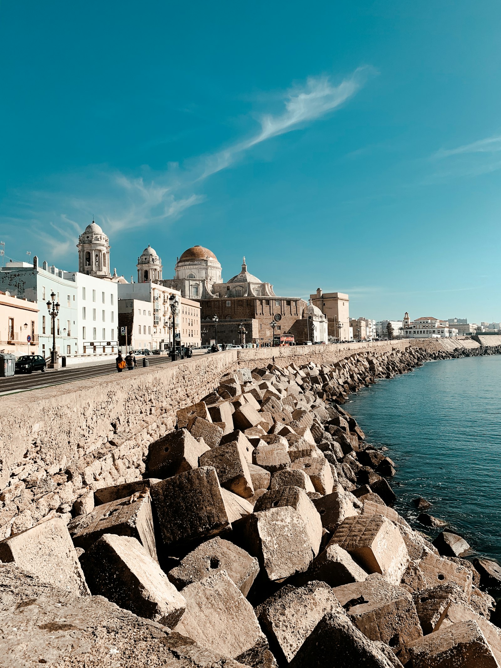 Paseo marítimo del Campo del Sur en Cádiz con la catedral al fondo
