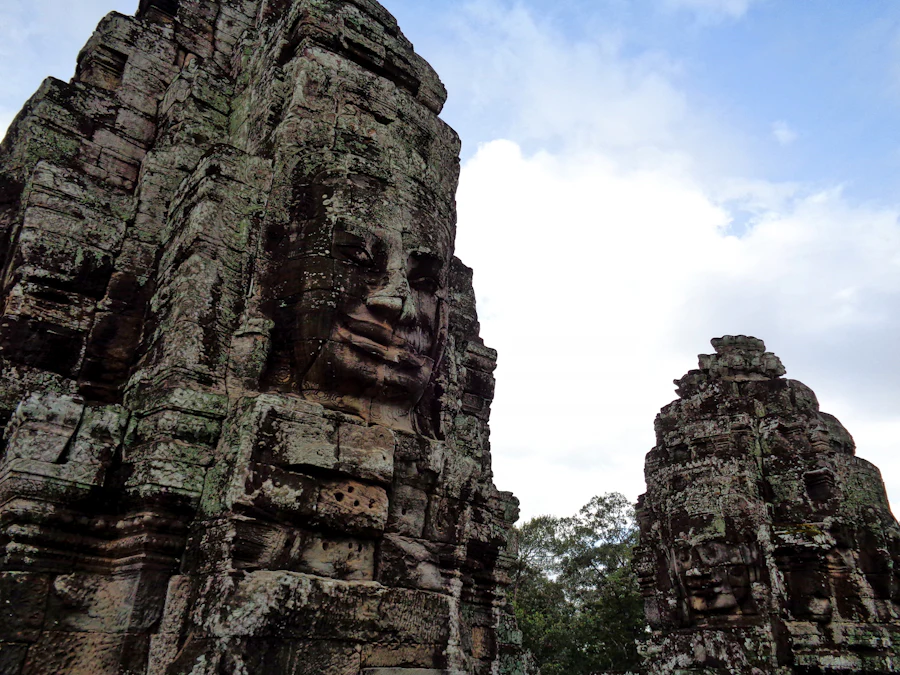 In Stein gehauenes Gesicht an einem Turm des Bayon-Tempels