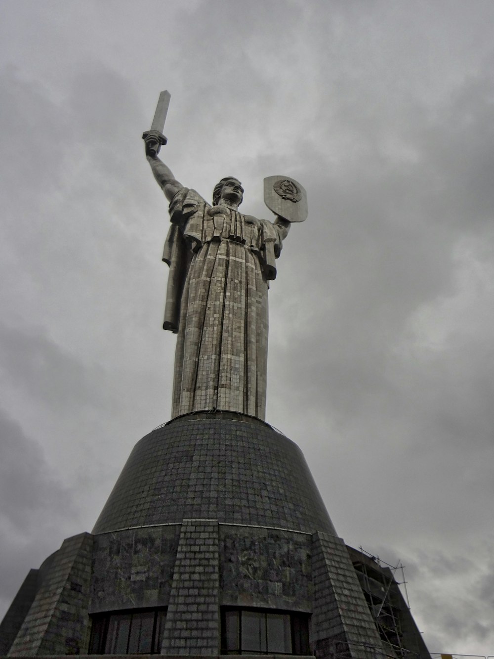 Statua della Libertà sotto il cielo nuvoloso durante il giorno