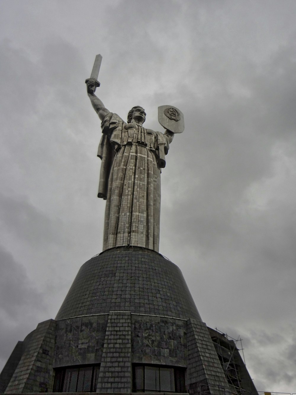 Estatua de la Libertad bajo el cielo nublado durante el día