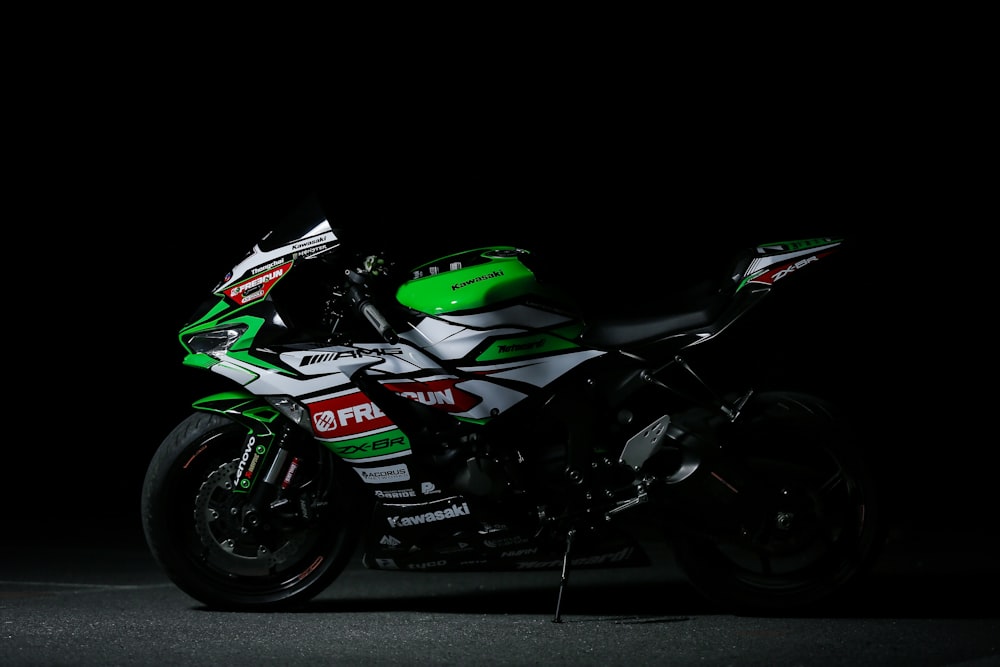 Moto sportiva Honda verde e nera