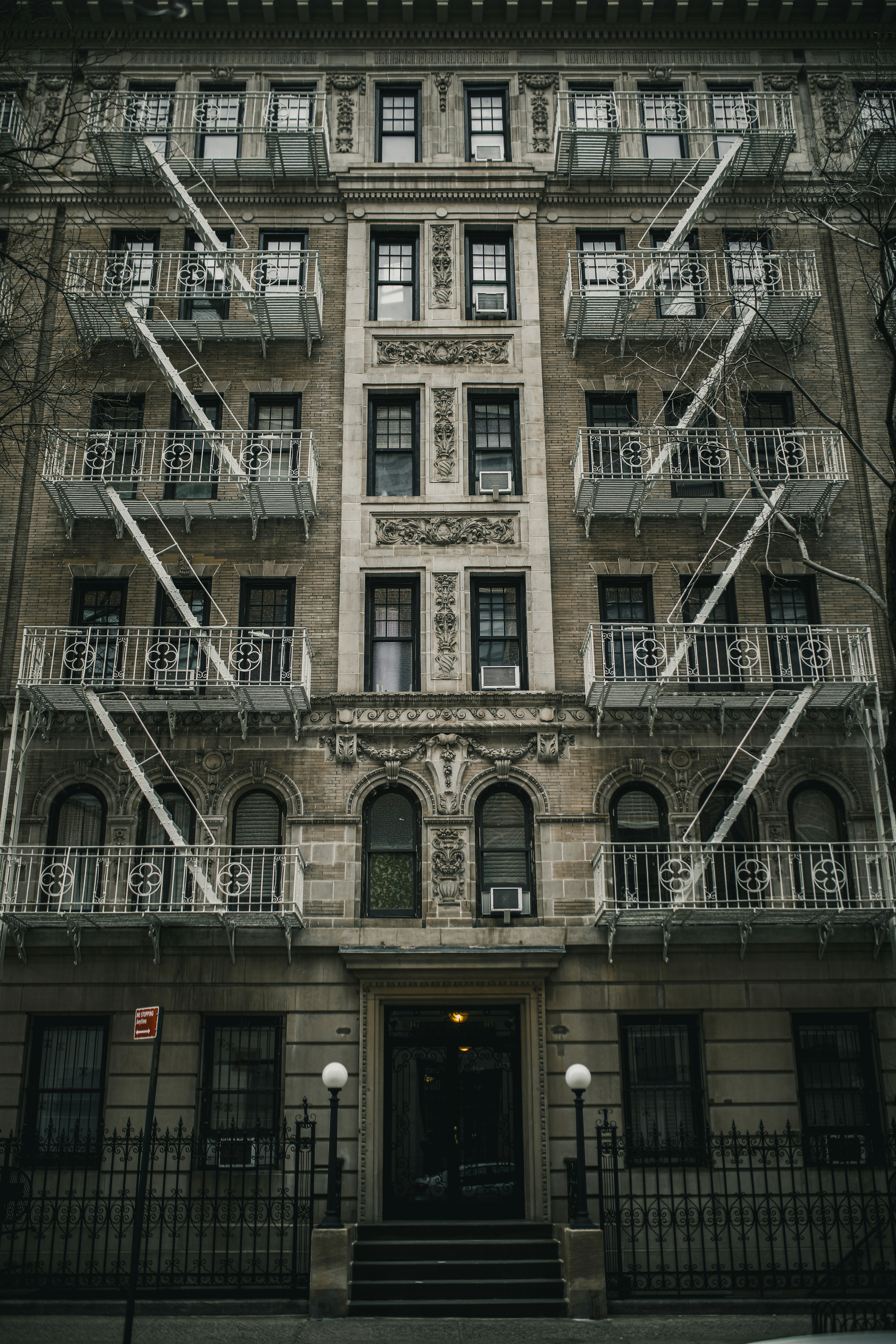 Brauner Betonbau tagsüber