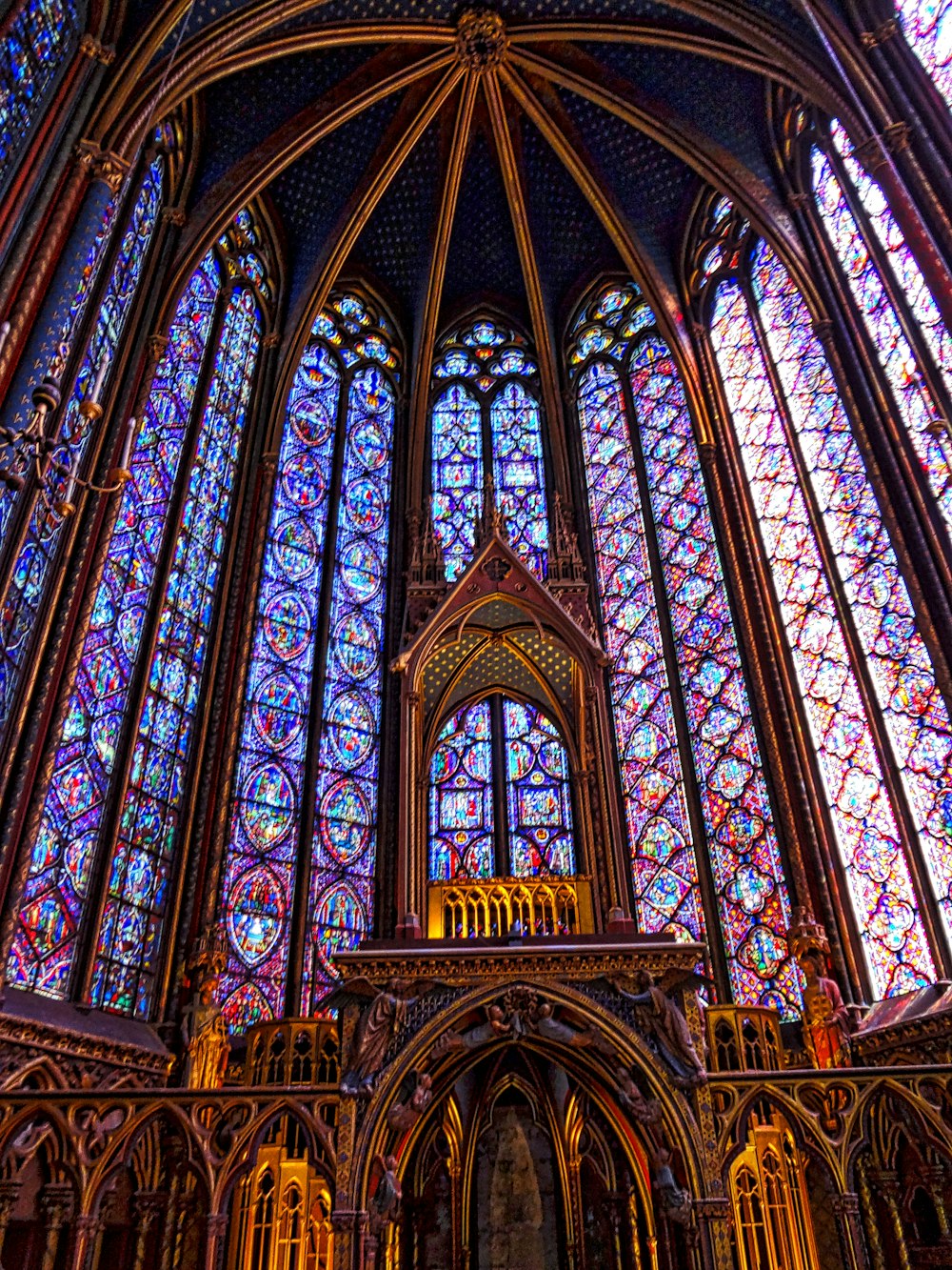 Intérieur cathédrale marron et bleu