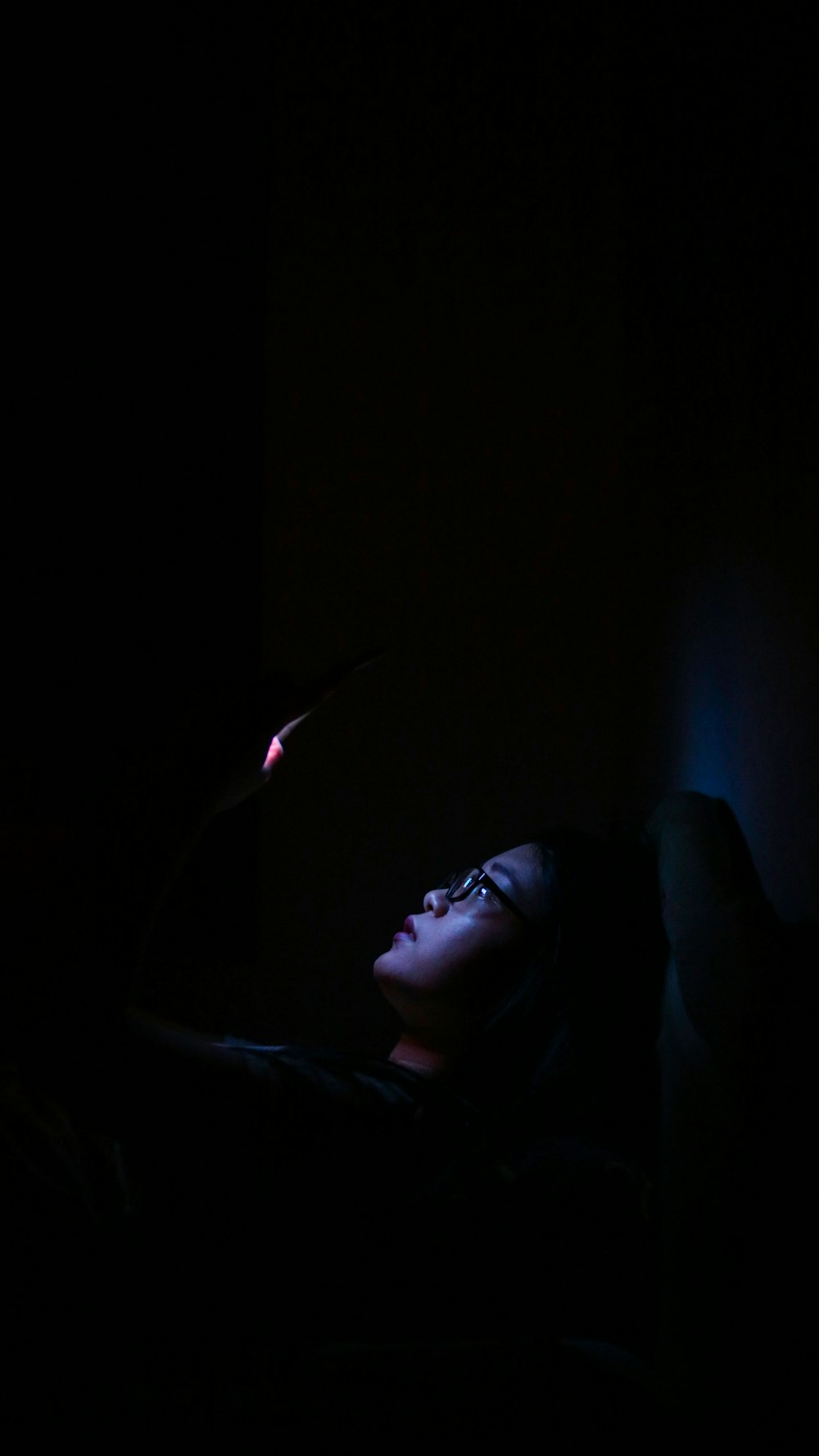 man in black shirt holding smartphone