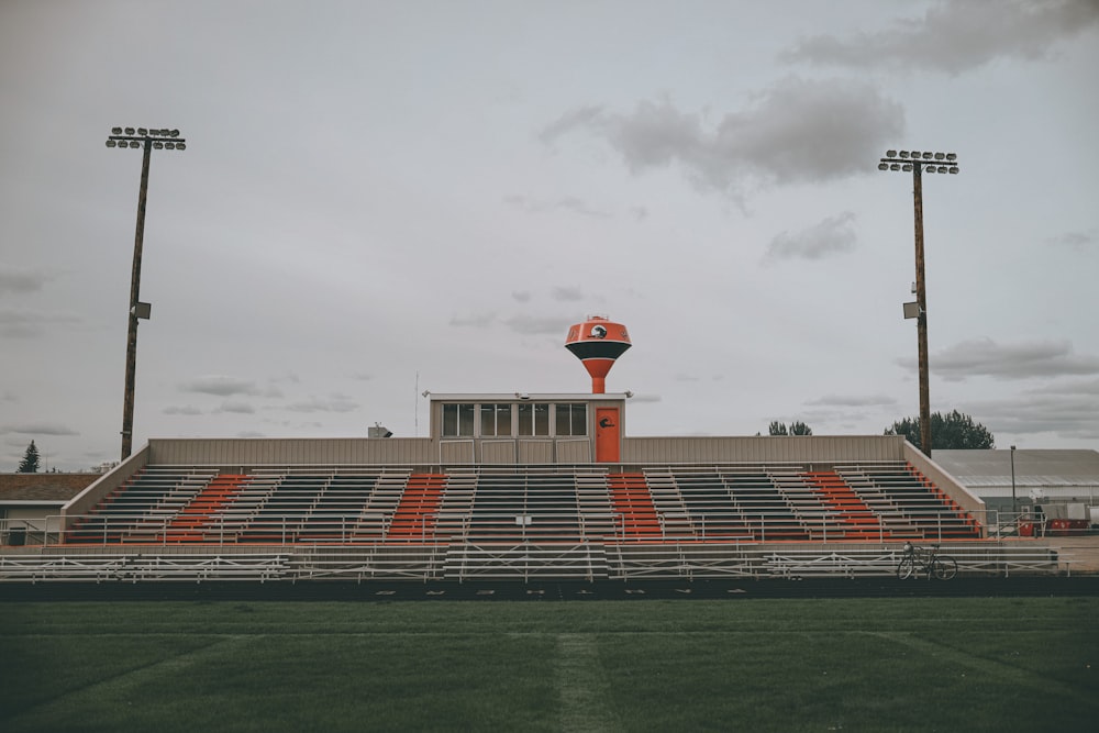 Stadio rosso e bianco sotto il cielo nuvoloso durante il giorno