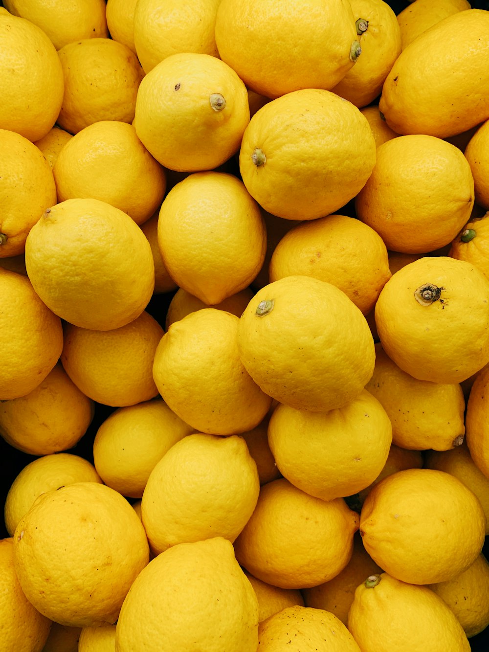 黒い表面に黄色い柑橘系の果物