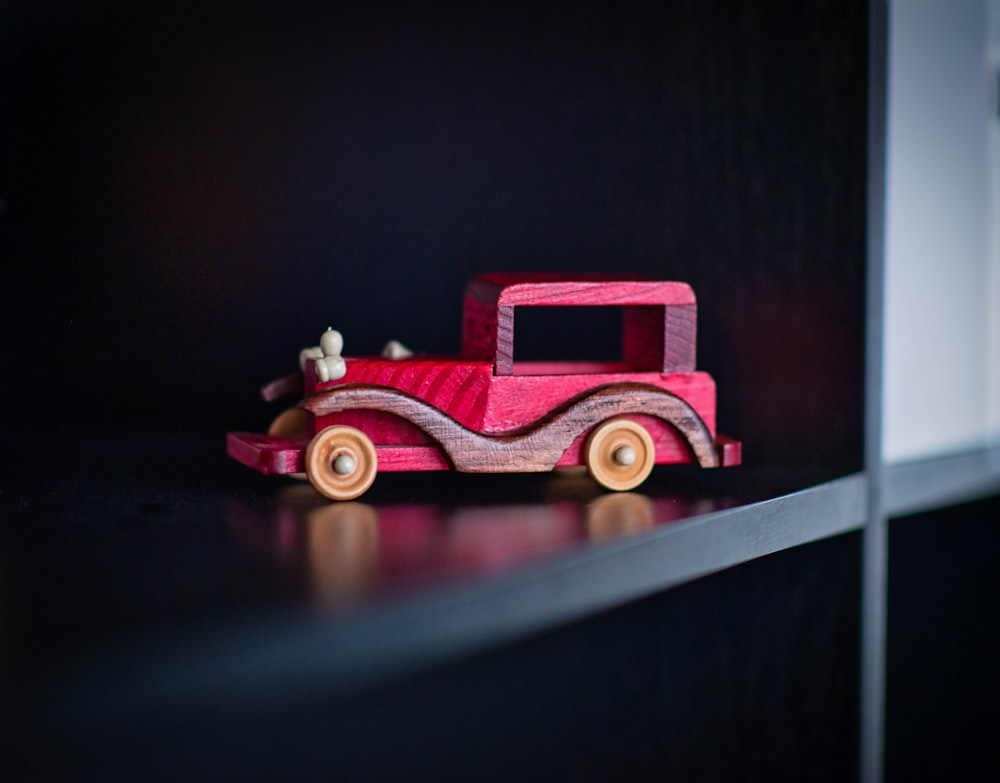 brinquedo de carro vermelho e branco