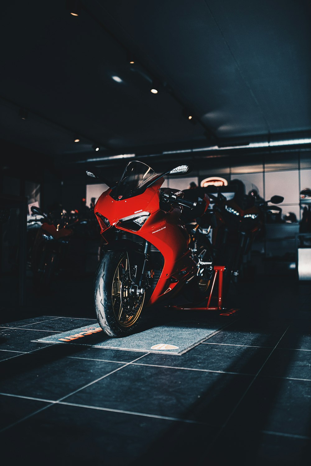 赤と黒のスポーツバイク