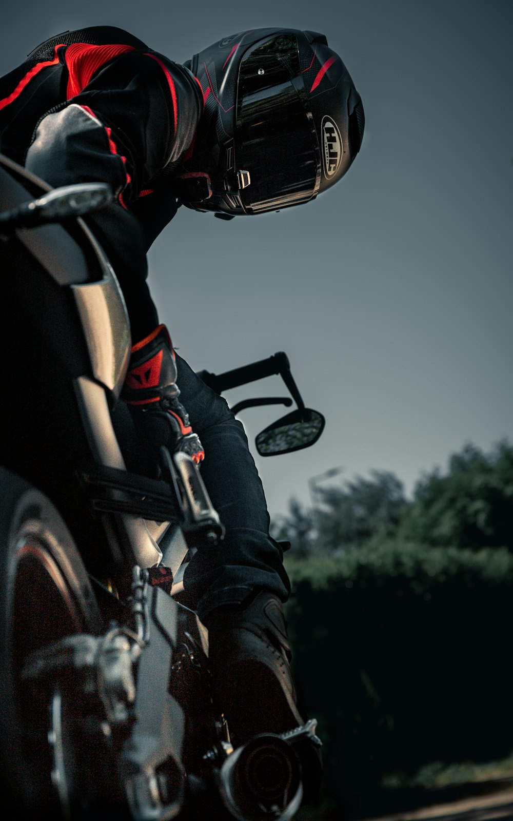 검은 색과 빨간색 오토바이 헬멧