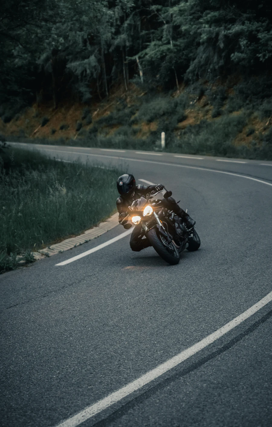 Motociclista em uma estrada com curvas